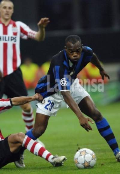 Debido a sus grandes actuaciones, los grandes de Italia se peleaban a David Suazo y finalmente fue el Inter de Milán que lo fichó. El hondureño llegó al club en el 2007.