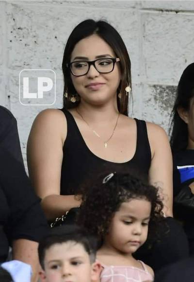 La bella Amanda Hernández, esposa de Marcelo Pereira, apoyó al futbolista del Motagua en el Olímpico.