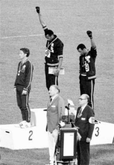Durante los Juegos Olímpicos de 1968, los atletas estadounidenses John Carlos y Tommie Smith alzaron sus puños enfundados en guantes negros para hacer el saludo del Poder Negro. Fue una declaración política sobre los derechos civiles de los afroamericans, su acción provocó que fueran expulsados de los juegos.