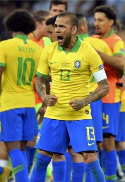 Dani Alves celebrando muy eufórico la clasificación de Brasil a la final.