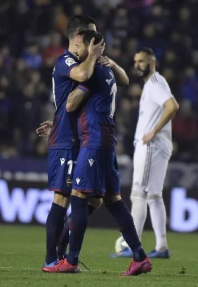 Los jugadores del Levante celebran la victoria ante el Real Madrid.