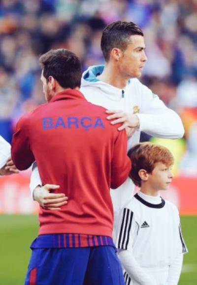 Así fue el saludo de Cristiano Ronaldo y Messi.