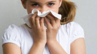 Enséñeles a no tocarse los ojos ni la nariz.