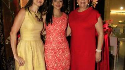 Elke y María Fernanda Bendeck con Doris Kattán.