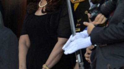 Argentinian President Cristina Fernandez de Kirchner waits for the funeral cortege of late Venezuelan President Hugo Chavez at the Military Academy, on March 6, 2013, in Caracas. The flag-draped coffin of Venezuelan leader Hugo Chavez was borne through throngs of weeping supporters on Wednesday as a nation bade farewell to the firebrand leftist who led them for 14 years. AFP PHOTO/Juan BARRETO