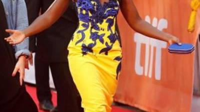 La mexicana, con nacionalidades estadounidense y keniana, Lupita Nyong’o, llegó con un vestido amarillo impactante de Carolina Herrera y un turbante.