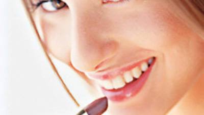 Se recomienda cuidar la piel con productos de limpieza y humectación; sobre todo cuando se rebasan los 30 años.