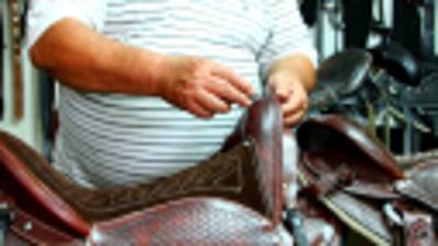 La elaboración de cada montura requiere de mucha dedicación. Algunos modelos son exclusividad de Cuéllar.