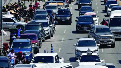 Caos en bulevar porque usan carril como estacionamiento