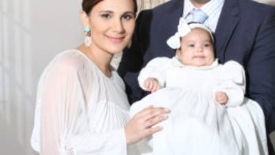 Melany y Juan Carlos Robelo con la nueva cristiana Olivia Sofía Robelo Galeano.