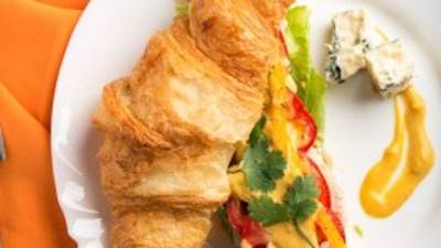 Un bollito de repostería con forma de media luna.