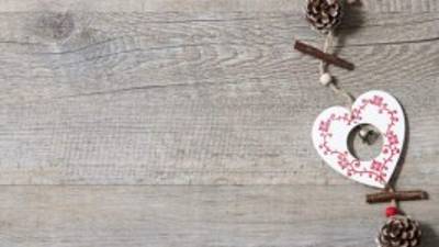 Use marcadores de colores para hacer un dibujo en los pinos, estrella y corazones