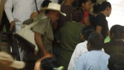 Enfermos y empleados se amontonaban ayer en las gradas.