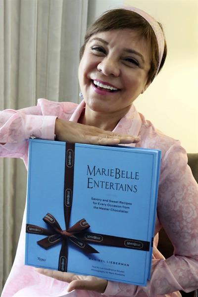 Fotografía de la hondureña Maribel Lieberman durante una entrevista con EFE en Tegucigalpa (Honduras), en la que presenta su libr de gastronomía con platillos de España, Estados Unidos, Francia, Honduras e Italia.