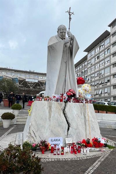 Fieles rezan por la recuperación del Papa en improvisado altar en el hospital Gemelli