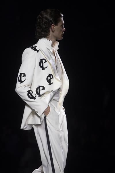 Un modelo luce una creación de la firma Carlo Pignatelli