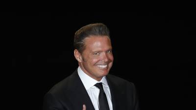 Fotografía de archivo fechada el 21 de febrero de 2018 del cantante mexicano Luis Miguel durante un concierto en Ciudad de México (México). EFE/José Méndez
