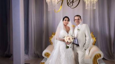 Esposos. Paola Banegas y Moris Alvarado posan felices en el día de su boda.