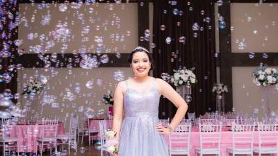 Isabella Cáceres lució radiante con un elegante vestido.