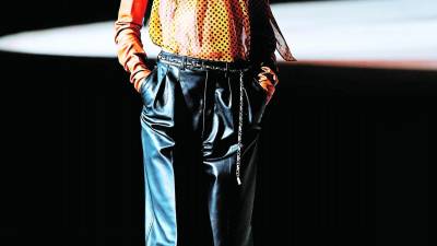 Una falda pantalón de cuero con una blusa desmangada y botas, elegante y juvenil a la vez.