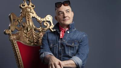 Fotografía cedida por Prime Video que muestra al actor colombiano Julián Arango caracterizado como el personaje de 'Hugo Lombardi' para la serie 'Betty la Fea'.