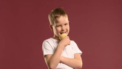 Los niños deben comer balanceado para tener un peso ideal.