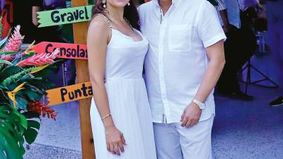 <b><span class=mln_uppercase_mln>Amy Amador junto a su esposo Daniel Pineda.</span></b> <span class=mln_uppercase_mln> </span>
