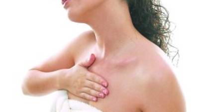 Para aplicar las cremas se hará con movimientos circulares ascendentes, desde el pecho hasta el cuello.