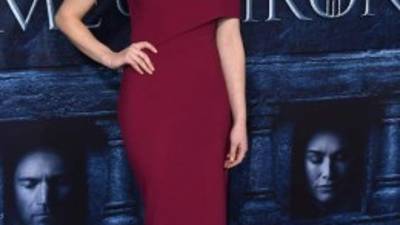 24 de abril es la fecha para el regreso de uno de los programas más vistos en la TV. Sophie Turner, con un vestido asimétrico en color rojo vino, tendrá un papel destacado.