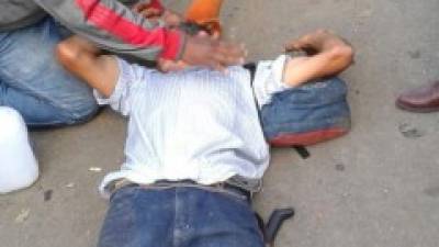 Manifestantes atienden a uno de los heridos durante la carga de los antidisturbios tras las protestas contra la construcción del Canal Interoceánico de Nicaragua.