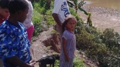 Pobladores se mantienen alerta por el río.