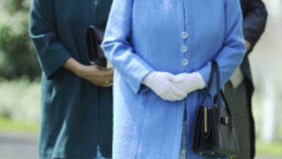 La reina Isabel II de Inglaterra esta en apuros financieros según comisión parlamentaria.