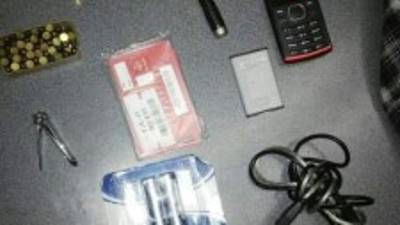 El lápiz pistola y las otros objetos decomisados en el centro penal.