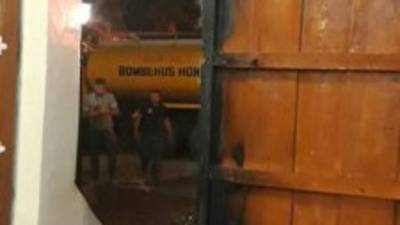 El fuego consumió la parte lateral del lado derecho de la iglesia.