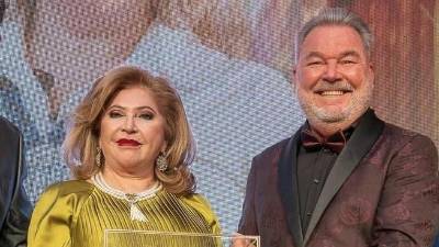 El alcalde Roberto Contreras entregó la semana anterior el premio municipal El Zorzal Dorado a la empresaria Martiza Soto quien será hoy su compañera de formula para buscar de nuevo la alcaldía.