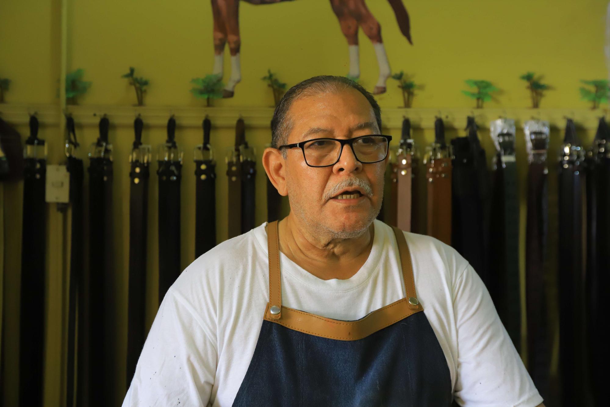 Gumercindo Ortega tiene 42 años de suplir carteras y fajas a los sampedranos