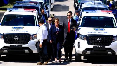 La presidenta Castro en la entrega de vehículos a la Policía Nacional.
