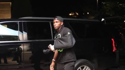 Alberth Elis en su llegada a Charlotte.