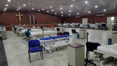 <b>El centro adventista está siendo acondicionado, al igual que el hospital híbrido en el estadio Julio Galindo de Roatán.</b>