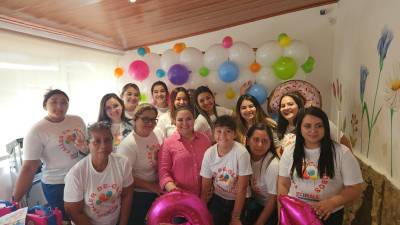 Con camisetas alusivas al taller, las damas disfrutaron de un momento agradable y formativo.