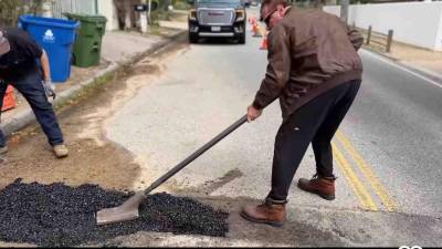 Cansado de esperar arreglo, Arnold Schwarzenegger repara bache en calle de California