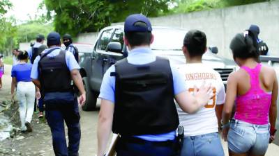 <b>Miembros de la Policía Nacional durante el rescate en 2024 de varias mujeres víctimas de trata de personas.</b>