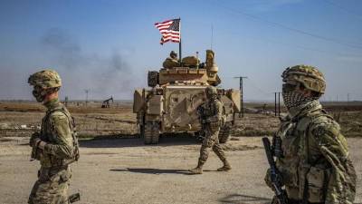 Soldados de Estados Unidos patrullan por los campos petrolíferos de Suwaydiyah, en la provincia de Hasakah, al noreste de Siria.