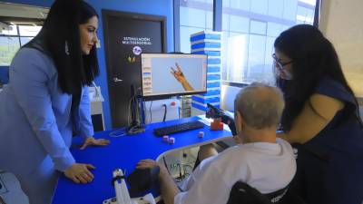 Un paciente en CREA recibe terapia con el R-Touch, que es un guante robótico diseñado para la rehabilitación y recuperación funcional de la mano.