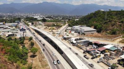 Así luce el puente a desnivel de la intersección de la 2 calle (vieja salida a La Lima) y el bulevar del este desde las alturas. Fotos/drone: Melvin Cubas.