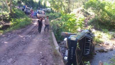 Uno de los vehículos cayó a la quebrada del Plan.