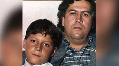 Juan Sebastián Marroquín, su nombre legal, o Juan Pablo Escobar, junto a su padre Pablo Escobar.
