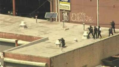 Las fuerzas de seguridad ingresaron al edificio por la azotea.