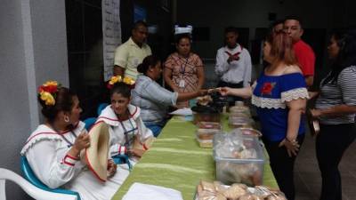 Los alumnos del Imdee en una expoferia.