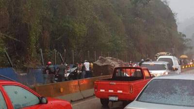 El Cuerpo de Bomberos de El Salvador informó que las personas lesionadas fueron sacadas y trasladadas al hospital. Foto El Diario de Hoy.